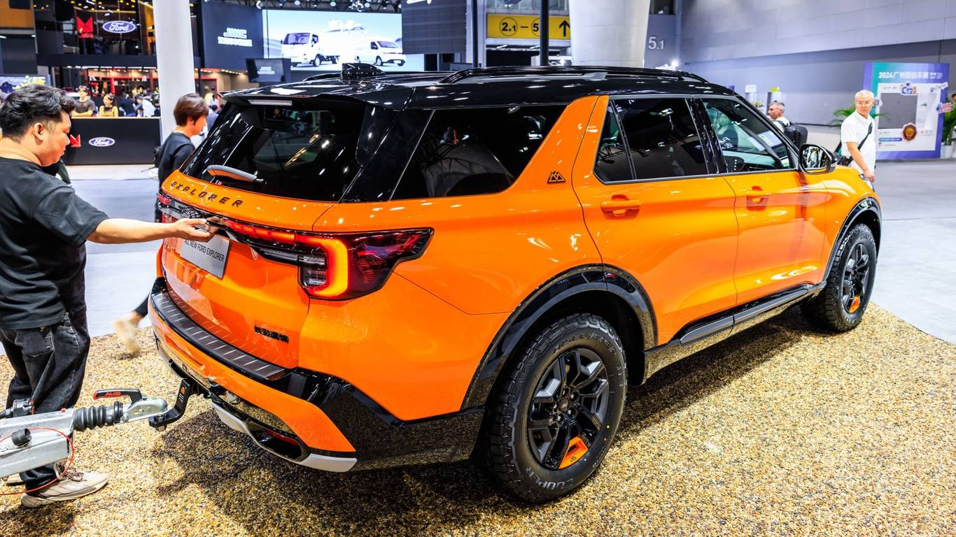 Ford Explorer 2026 с двигателем Raptor: самый быстрый трёхрядный кроссовер