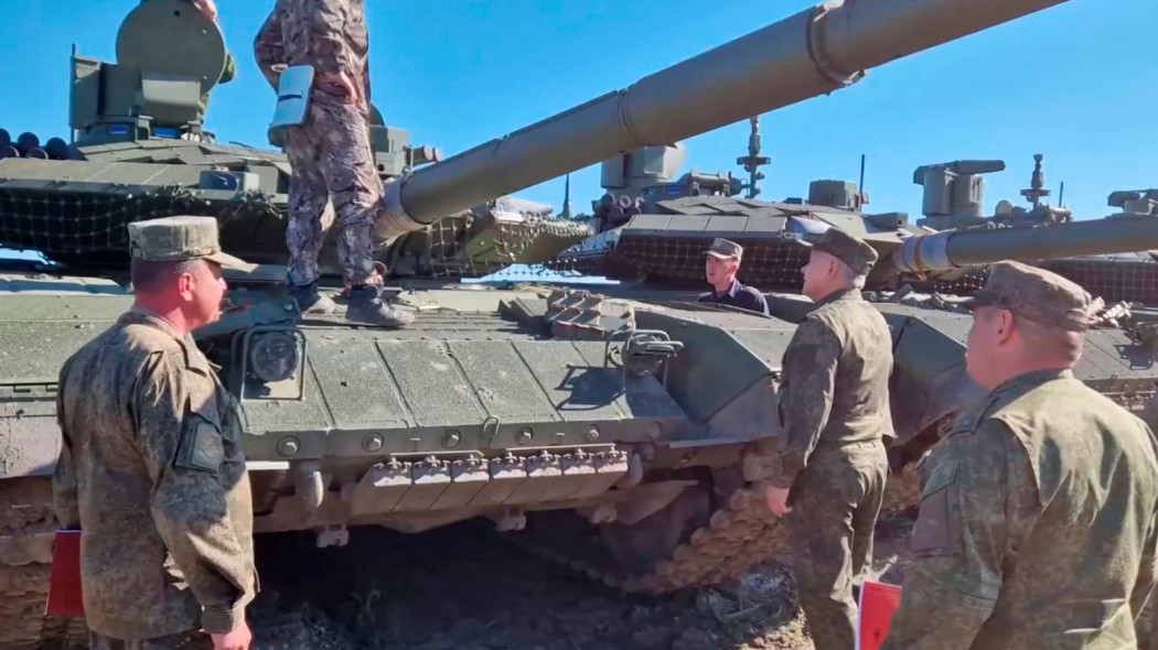 Шойгу представили новые партии танков и бронемашин для снабжения ...