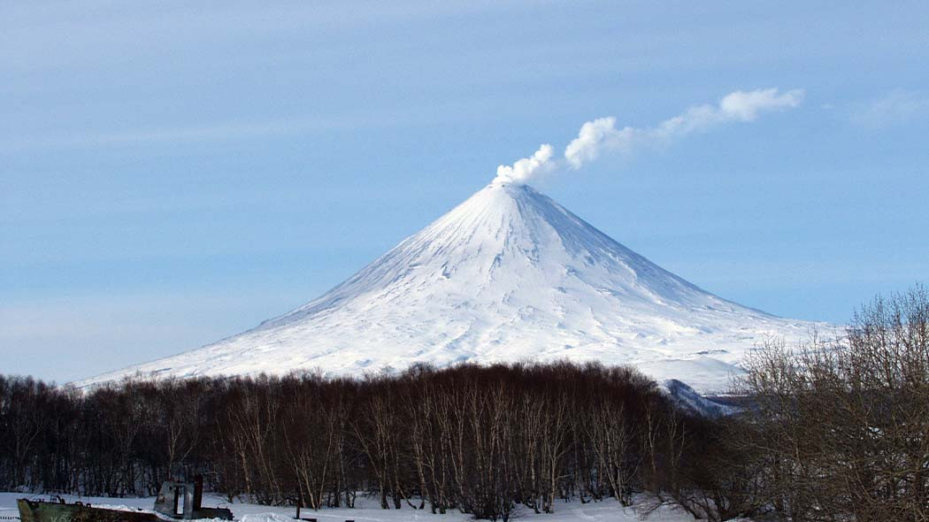 Вторая группа спасателей начала восхождение на вулкан Ключевская сопка ...
