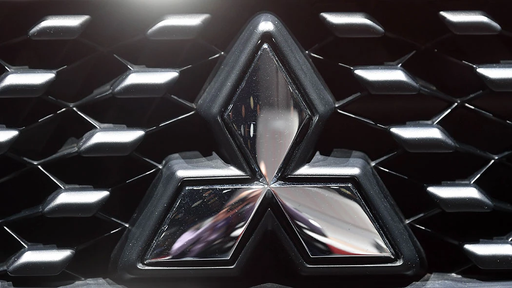 В РФ стали продавать бюджетные седаны Mitsubishi Attrage размером с ...