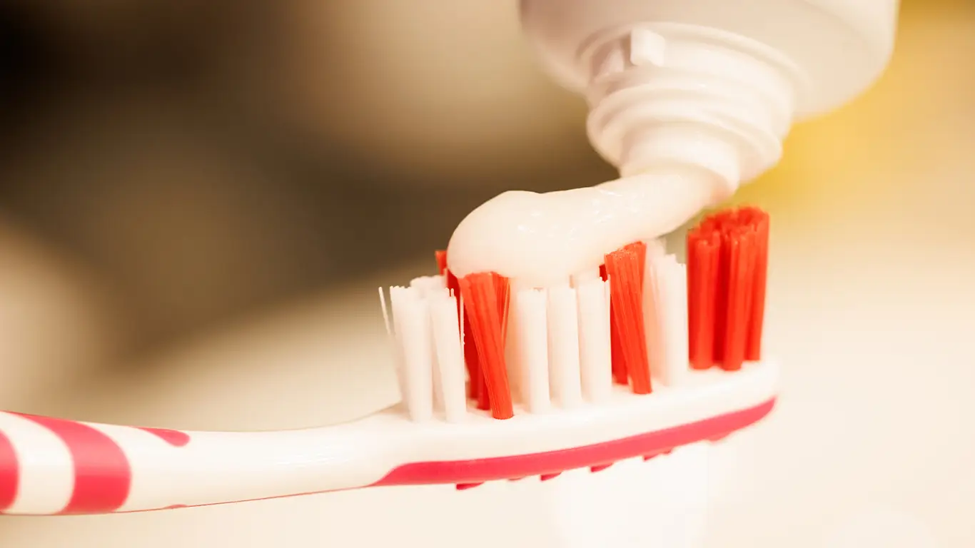 Надо ли чистить зубы перед завтраком