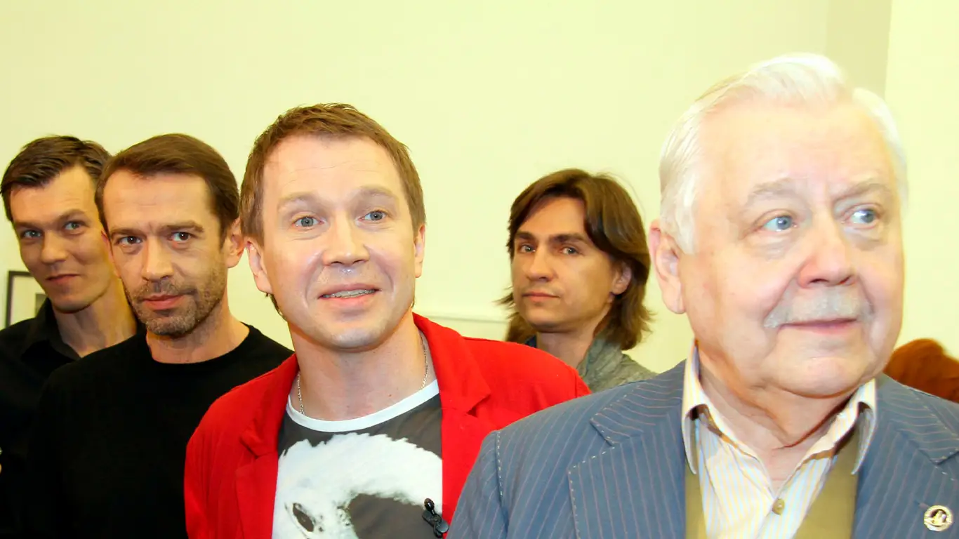 Евгений миронов и сергей астахов целуются