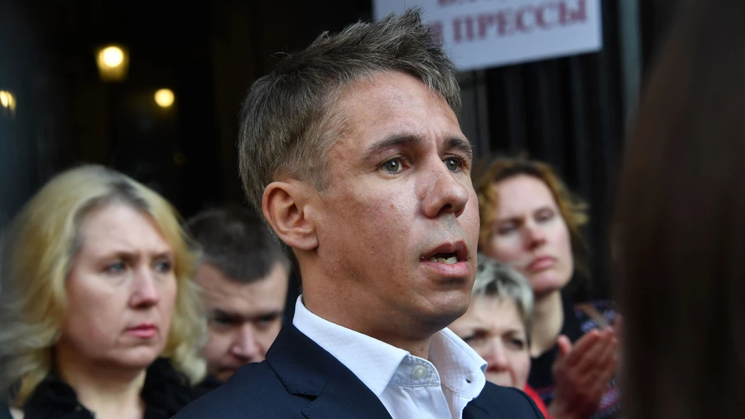 Алексей Панин выпивает вместе с несовершеннолетней дочкой