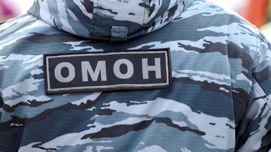 В Петербурге оштрафовали восемь мужчин, надевших форму ОМОН чтобы ...